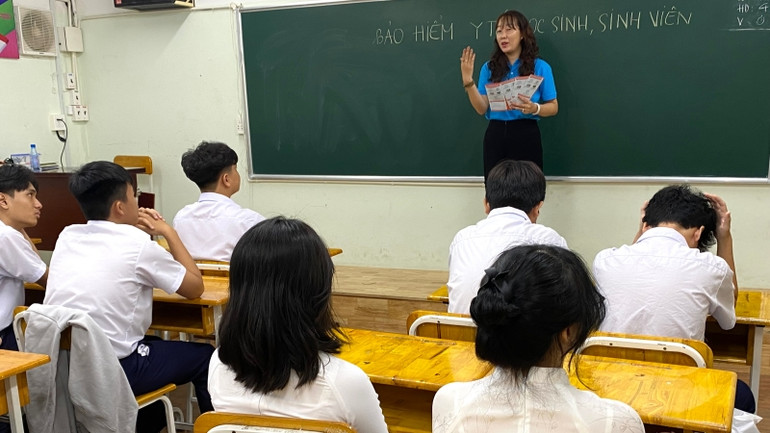 Bảo hiểm y tế chính là “điểm tựa” vững chãi để học sinh, sinh viên vượt qua khó khăn, nhất là khi gặp rủi ro, bất trắc. Bảo hiểm y tế chính là “điểm tựa” vững chãi để học sinh, sinh viên vượt qua khó khăn, nhất là khi gặp rủi ro, bất trắc.