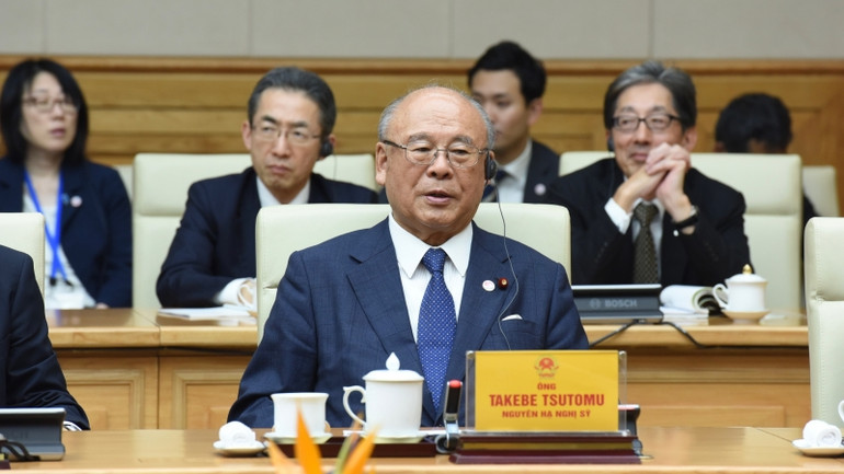 Nguyên Hạ nghị sĩ Takebe Tsutomu phát biểu tại buổi tiếp.