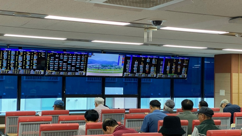 Người dân Hàn Quốc đang xem trực tiếp tín hiệu đua ngựa tại 1 đại lý ở Seoul.
