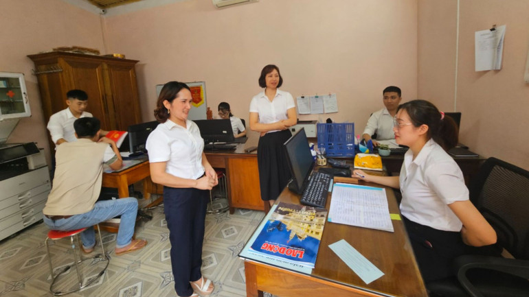 Cán bộ Chi cục Thuế khu vực Phúc Yên hướng dẫn quy định mới về thuế cho các cơ sở. Cán bộ Chi cục Thuế khu vực Phúc Yên hướng dẫn quy định mới về thuế cho các cơ sở.