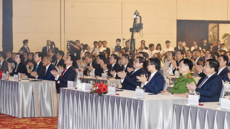 Thủ tướng Chính phủ, Chủ tịch Ủy ban nhấn mạnh: "Chuyển đổi số tác động tới mọi người dân, cho nên, phải lấy người dân làm trung tâm, chủ thể, mục tiêu, động lực cho chuyển đổi số". (Ảnh: Trần Hải) Thủ tướng Chính phủ, Chủ tịch Ủy ban nhấn mạnh: "Chuyển đổi số tác động tới mọi người dân, cho nên, phải lấy người dân làm trung tâm, chủ thể, mục tiêu, động lực cho chuyển đổi số". (Ảnh: Trần Hải)