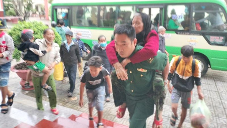 Lực lượng chức năng đưa người dân xã Tam Thanh đi tránh bão.