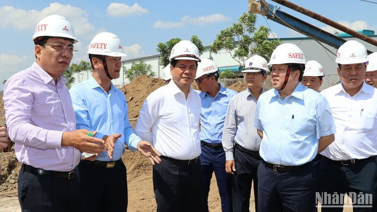 Đoàn Ban Chỉ đạo Nhà nước các chương trình, công trình, dự án quan trọng quốc gia, trọng điểm ngành năng lượng kiểm tra vướng mắc mặt bằng đoạn kênh xả nước làm mát dự án nhà máy nhiệt điện Nhơn Trạch 3,4.