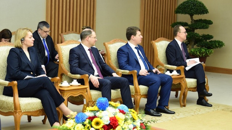 Các thành viên tháp tùng Phó Thủ tướng Nga Dmitry Chernyshenko tham dự buổi tiếp.