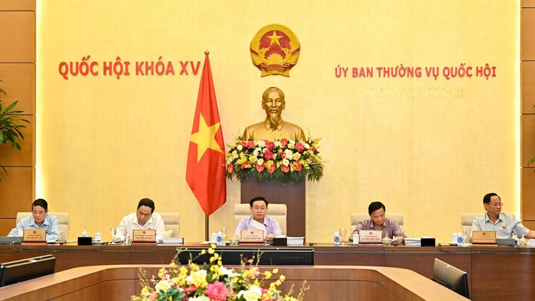 Chủ tịch Quốc hội Vương Đình Huệ và các Phó Chủ tịch Quốc hội dự phiên họp.