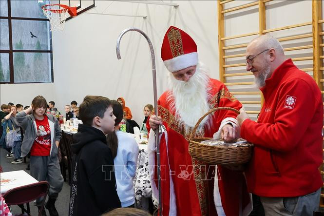 Bữa tiệc Giáng sinh dành cho những người vô gia cư tại Lodz, Ba Lan, ngày 23/12/2024. (Ảnh: PAP/TTXVN)