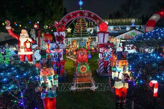 Ngôi nhà được trang hoàng lung linh để chào đón Giáng sinh tại Vancouver, British Columbia, Canada, ngày 22/12/2024. (Ảnh: THX/TTXVN)