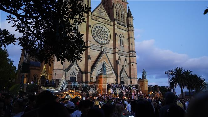 Nhà thờ St Mary (Sydney), địa điểm tập trung đông du khách và người dân Australia nhất trong dịp Giáng sinh 2024. (Ảnh: Lê Đạt/PV TTXVN tại Australia)