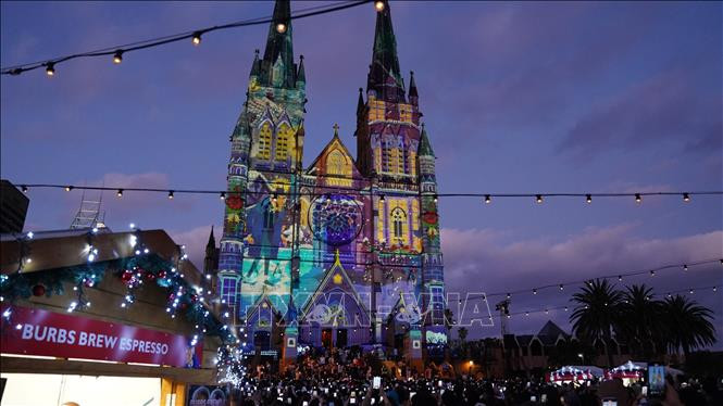 Hàng nghìn người tập trung tại Nhà thờ St Mary (Sydney, Australia) tận hưởng không khí lễ hội Giáng sinh với các tiết mục ánh sáng và những câu chuyện cổ tích. (Ảnh: Lê Đạt/PV TTXVN tại Australia)