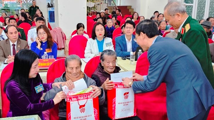 Lãnh đạo tỉnh Thanh Hóa trao tặng quà cho các Bà mẹ Việt Nam Anh hùng.
