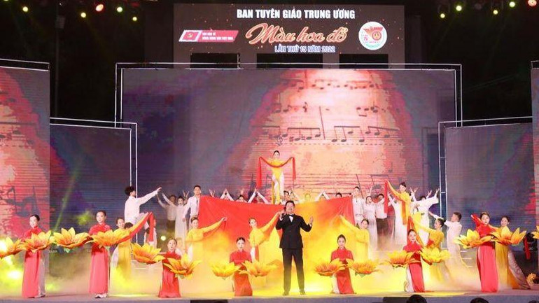 Chương trình nghệ thuật Màu hoa đỏ do Ban Tuyên giáo Trung ương phối hợp tỉnh Quảng Trị thực hiện tại Nghĩa trang liệt sĩ quốc gia Trường Sơn nhân kỷ niệm 75 năm Ngày Thương binh-Liệt sĩ.