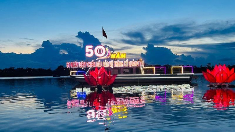 Hoa đăng trên sông Thạch Hãn nhân kỷ niệm 50 năm sự kiện 81 ngày đêm chiến đấu và bảo vệ Thành cổ Quảng Trị năm 1972.