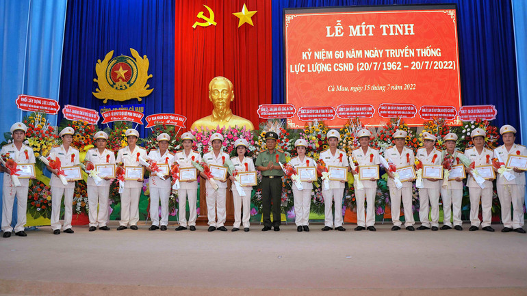 Giám đốc Công an tỉnh Cà Mau trao tặng Giấy khen cho các tập thể, cá nhân có thành tích xuất sắc tại lễ kỷ niệm 60 năm Ngày truyền thống của Cảnh sát nhân dân.