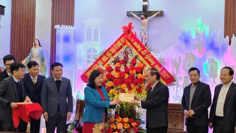 Bí thư Trung ương ương Đảng trao tặng quà và chúc mừng Giám mục Giáo phận Thanh Hóa.