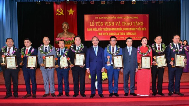 Lãnh đạo tỉnh Tuyên Quang trao danh hiệu, giải thưởng cho các doanh nhân tiêu biểu.