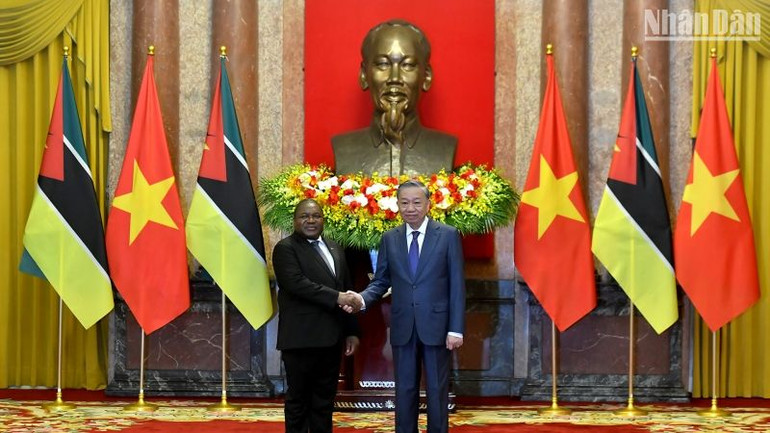 Tổng Bí thư, Chủ tịch nước Tô Lâm và Tổng thống Cộng hòa Mozambique Filipe Jacinto Nyusi chụp ảnh chung sau lễ đón. (Ảnh: ĐĂNG KHOA)