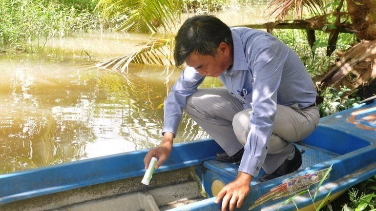 Kiểm tra muỗi, loăng quăng ở xuồng có nước tại xã Hậu Mỹ Trinh, huyện Cái Bè.