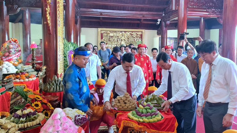 Các vật phẩm đặc sản địa phương được dâng lên tại lễ viếng Đức Quốc Tổ Lạc Long Quân.