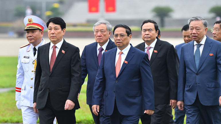 Các đồng chí lãnh đạo Đảng, Nhà nước trên đường trở về Nhà Quốc hội sau khi viếng Chủ tịch Hồ Chí Minh.