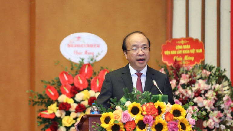 Đồng chí Phan Chí Hiếu, Chủ tịch Viện Hàn lâm Khoa học xã hội Việt Nam phát biểu nhận nhiệm vụ.