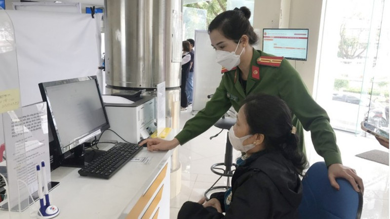 Hướng dẫn người dân sử dụng dịch vụ công tại Trung tâm phục vụ hành chính công tỉnh Bắc Kạn. (Ảnh: THU HÀ)