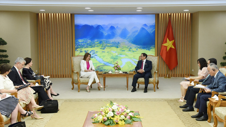 Trao đổi về quan hệ song phương, Thủ tướng Phạm Minh Chính bày tỏ hài lòng về những phát triển tích cực trong quan hệ hai nước thời gian qua; đề nghị hai bên tăng cường trao đổi đoàn các cấp, nhất là cấp cao, cũng như giữa các bộ, ngành, địa phương hai nước, đặc biệt trong năm 2024 khi hai nước kỷ niệm 30 năm thiết lập quan hệ ngoại giao. Thủ tướng Phạm Minh Chính và Phó Thủ tướng, Bộ trưởng Ngoại giao và Các vấn đề châu Âu Tanja Fajon nhất trí hai nước cần tăng cường hợp tác trên các diễn đàn đa phương và khu vực, cùng nhau đối phó với các thách thức toàn cầu, như biến đổi khí hậu, khủng hoảng năng lượng, khủng hoảng lương thực.