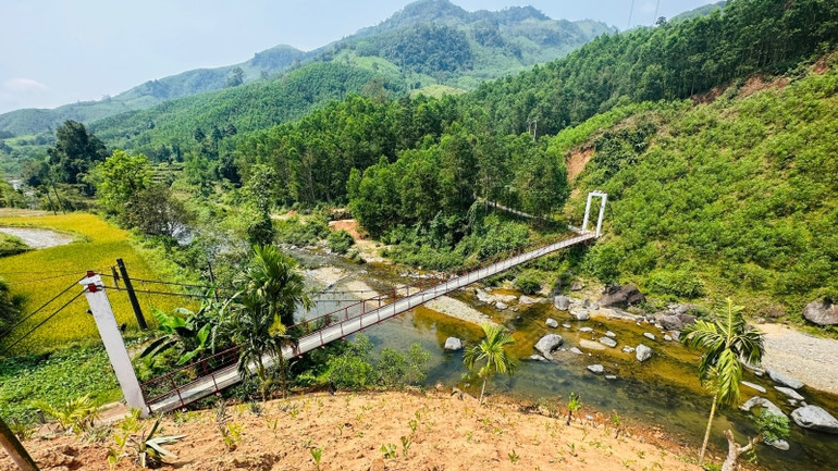 Đồi đất thải cao hơn cầu treo Nước Lô, nguy cơ cuốn trôi cầu khi mưa lũ về.