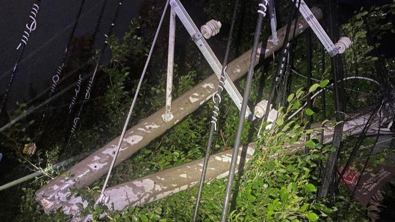 Cột điện bị gãy làm đôi sau khi xe tải tông vào.