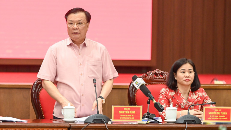 Bí thư Thành ủy Đinh Tiến Dũng phát biểu tại buổi làm việc.