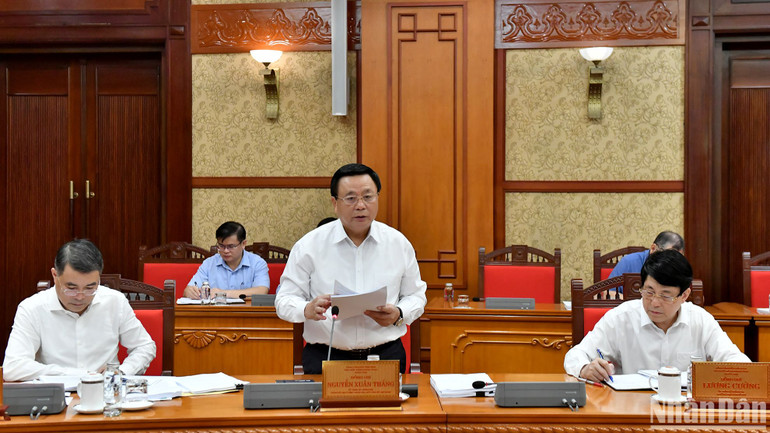 Đồng chí Nguyễn Xuân Thắng, Ủy viên Bộ Chính trị, Giám đốc Học viện Chính trị quốc gia Hồ Chí Minh, Chủ tịch Hội đồng Lý luận Trung ương báo cáo tại cuộc họp. (Ảnh: ĐĂNG KHOA)