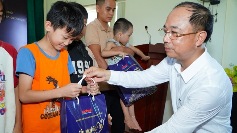 Nhà báo Nguyễn Mạnh Hưng trao quà cho các em nhỏ có hoàn cảnh khó khăn tại huyện Anh Sơn. (Ảnh: Báo Tuổi trẻ Thủ đô)