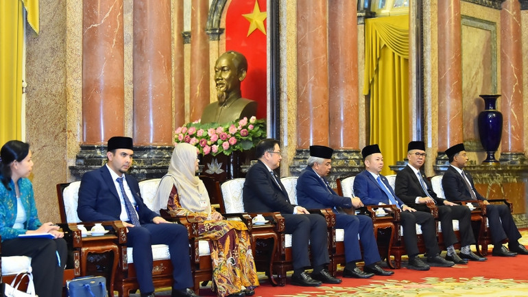 Đoàn đại biểu cấp cao tháp tùng Thủ tướng Malaysia Anwar Ibrahim tại buổi tiếp. Đoàn đại biểu cấp cao tháp tùng Thủ tướng Malaysia Anwar Ibrahim tại buổi tiếp.