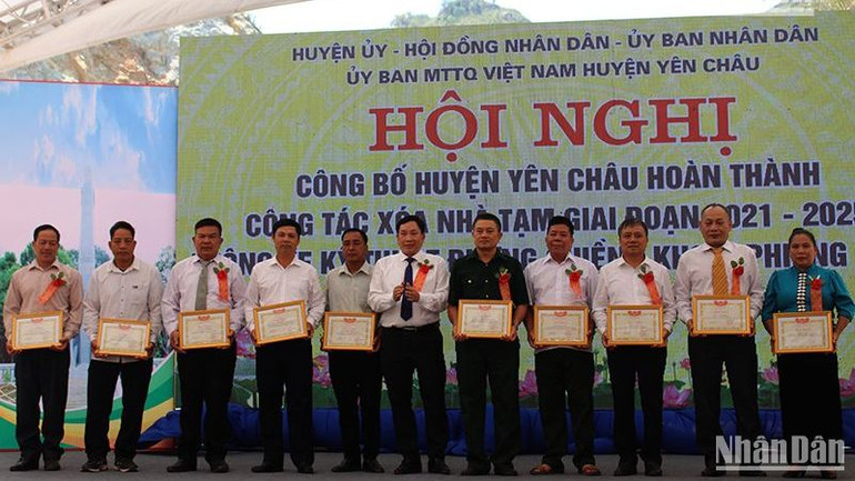 Chủ tịch Ủy ban nhân dân huyện Yên Châu tặng Giấy khen cho các tập thể và cá nhân.