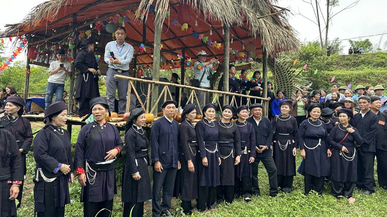 Trình diễn hát Sli tại lễ hội. (Ảnh: NÔNG VUI) Trình diễn hát Sli tại lễ hội. (Ảnh: NÔNG VUI)