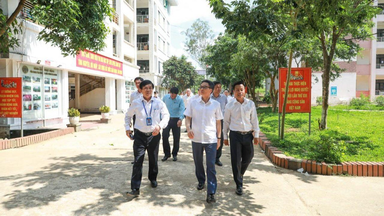 Phó Thủ tướng Vũ Đức Đam thị sát triển khai dự án Đại học Quốc gia Hà Nội tại Hòa Lạc.