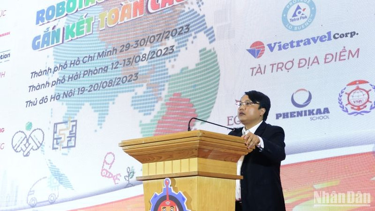 Phó Vụ trưởng Vụ Giáo dục tiểu học Tạ Ngọc Trí phát biểu khai mạc lễ trao giải.