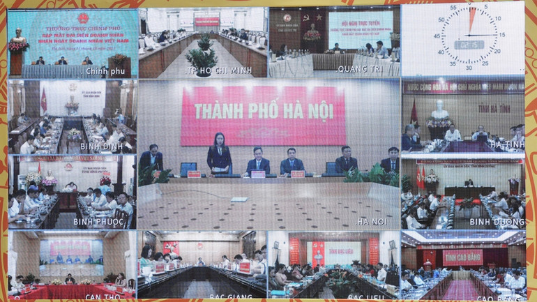 Bà Đinh Thị Thúy, Tổng Giám đốc Công ty cổ phần MISA thay mặt doanh nghiệp Thủ đô, phát biểu tại buổi gặp mặt tại điểm cầu Hà Nội.