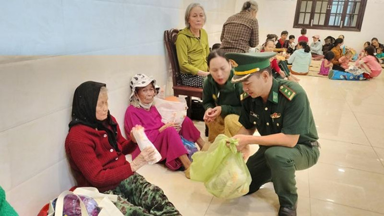 Cán bộ, chiến sĩ Bộ Chỉ huy Bộ đội Biên phòng tỉnh Quảng Nam đón tiếp, chăm lo người dân xã Tam Thanh đến trú bão.
