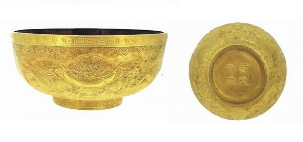 Chiếc bát vàng quý hiếm thời vua Khải Định (1916-1925). (Ảnh: TTXVN)