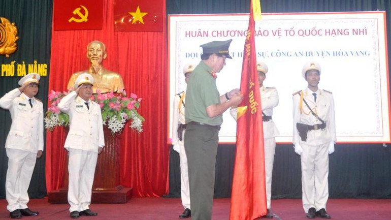 Thừa ủy quyền của Chủ tịch nước, Thiếu tướng Vũ Xuân Viên trao tặng Huân chương Bảo vệ Tổ quốc hạng Nhì cho Đội Cảnh sát hình sự Công an huyện Hòa Vang. Thừa ủy quyền của Chủ tịch nước, Thiếu tướng Vũ Xuân Viên trao tặng Huân chương Bảo vệ Tổ quốc hạng Nhì cho Đội Cảnh sát hình sự Công an huyện Hòa Vang.