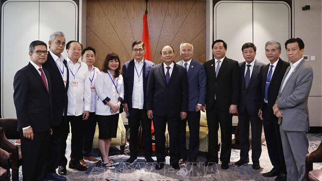 Chủ tịch nước Nguyễn Xuân Phúc chụp ảnh chung với Chủ tịch Phòng Thương mại và Công nghiệp Indonesia (KADIN) Arsjad Rasjid và các đại biểu. (Ảnh: Thống Nhất/TTXVN)