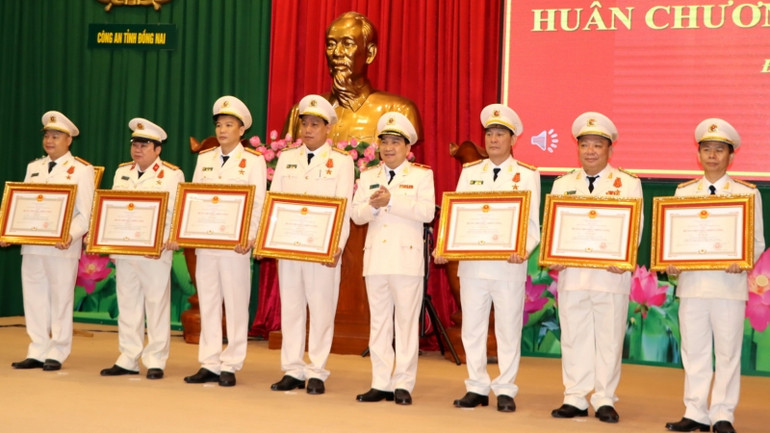 Thiếu tướng Nguyễn Sĩ Quang, Giám đốc Công an tỉnh Đồng Nai tặng Huân chương Chiến công hạng Ba cho 7 cá nhân.