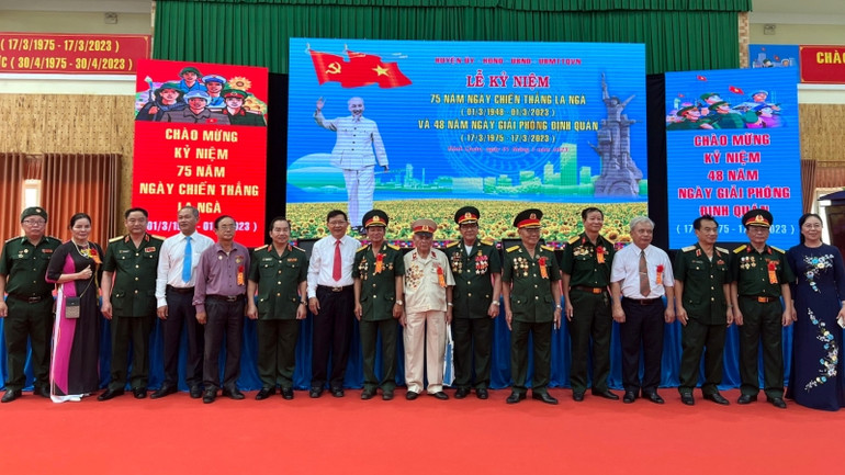 Lãnh đạo huyện Định Quán và các cựu chiến binh từng chiến đấu giải phóng Định Quán. Lãnh đạo huyện Định Quán và các cựu chiến binh từng chiến đấu giải phóng Định Quán.