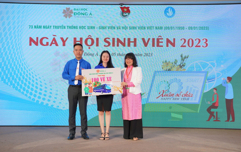 Đại học Đông Á dành tặng hàng trăm vé xe Tết cho sinh viên miền trung.