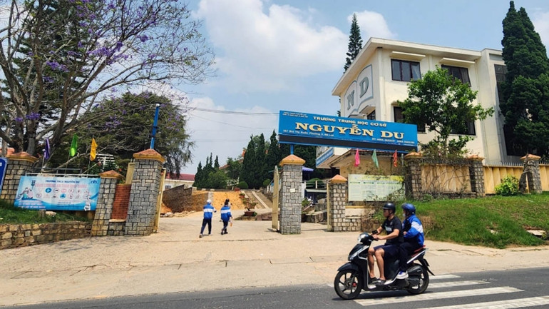 Trường THCS Nguyễn Du, nơi có 2 nữ sinh bị triệu chứng đau bụng sau khi sử dụng sản phẩm khuyến mại.