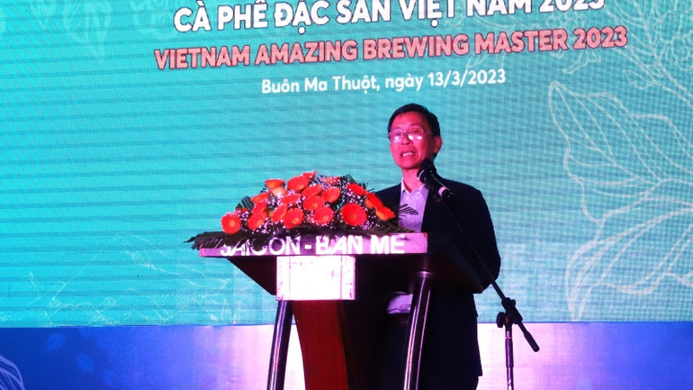 Chủ tịch Hiệp hội Cà-phê Buôn Ma Thuột Trịnh Đức Minh, Trưởng Ban tổ chức Cuộc thi pha chế cà-phê đặc sản Việt Nam năm 2023 phát biểu bế mạc cuộc thi.