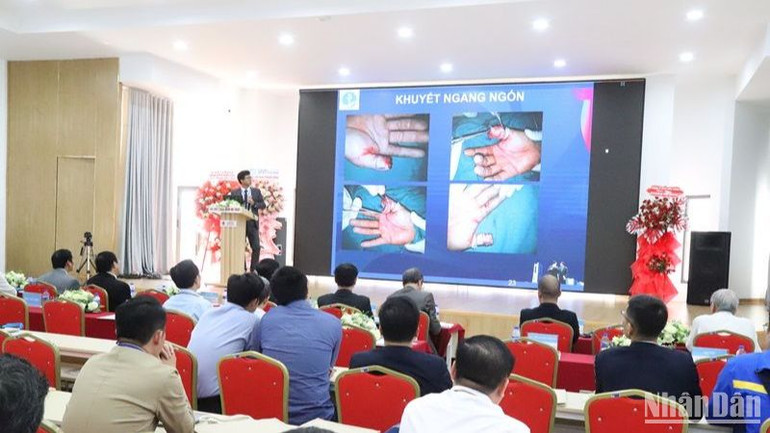 Các chuyên đề được các bác sĩ trình bày trong hội nghị thu hút sự quan tâm của các đại biểu.