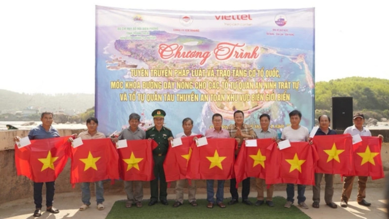 Tặng cờ Tổ quốc cho nhân dân khu vực biên giới biển tỉnh Quảng Ngãi.