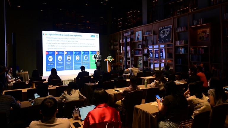 Đại diện Công ty FPT IS trình bày giải pháp ứng dụng công nghệ trong hoạt động ngân hàng. (Ảnh CTV)