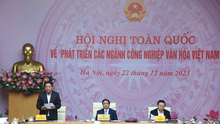 Bộ trưởng Văn hóa, Thể thao và Du lịch Nguyễn Văn Hùng báo cáo tại Hội nghị.